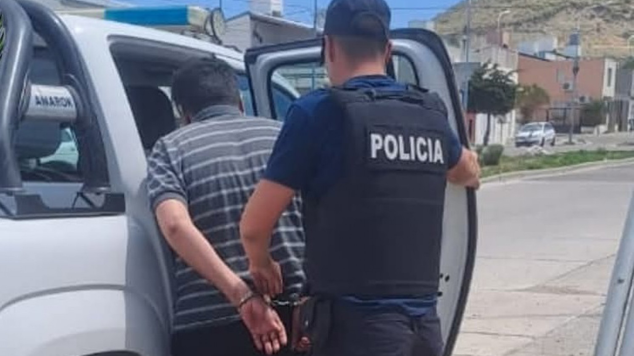 Lo descubrieron evadiendo un control en Av. Roca y se constató que tenía un pedido de captura