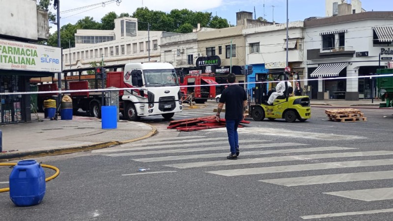 Un camión cisterna volcó y se produjo un derrame de ácido corrosivo en plena vía pública