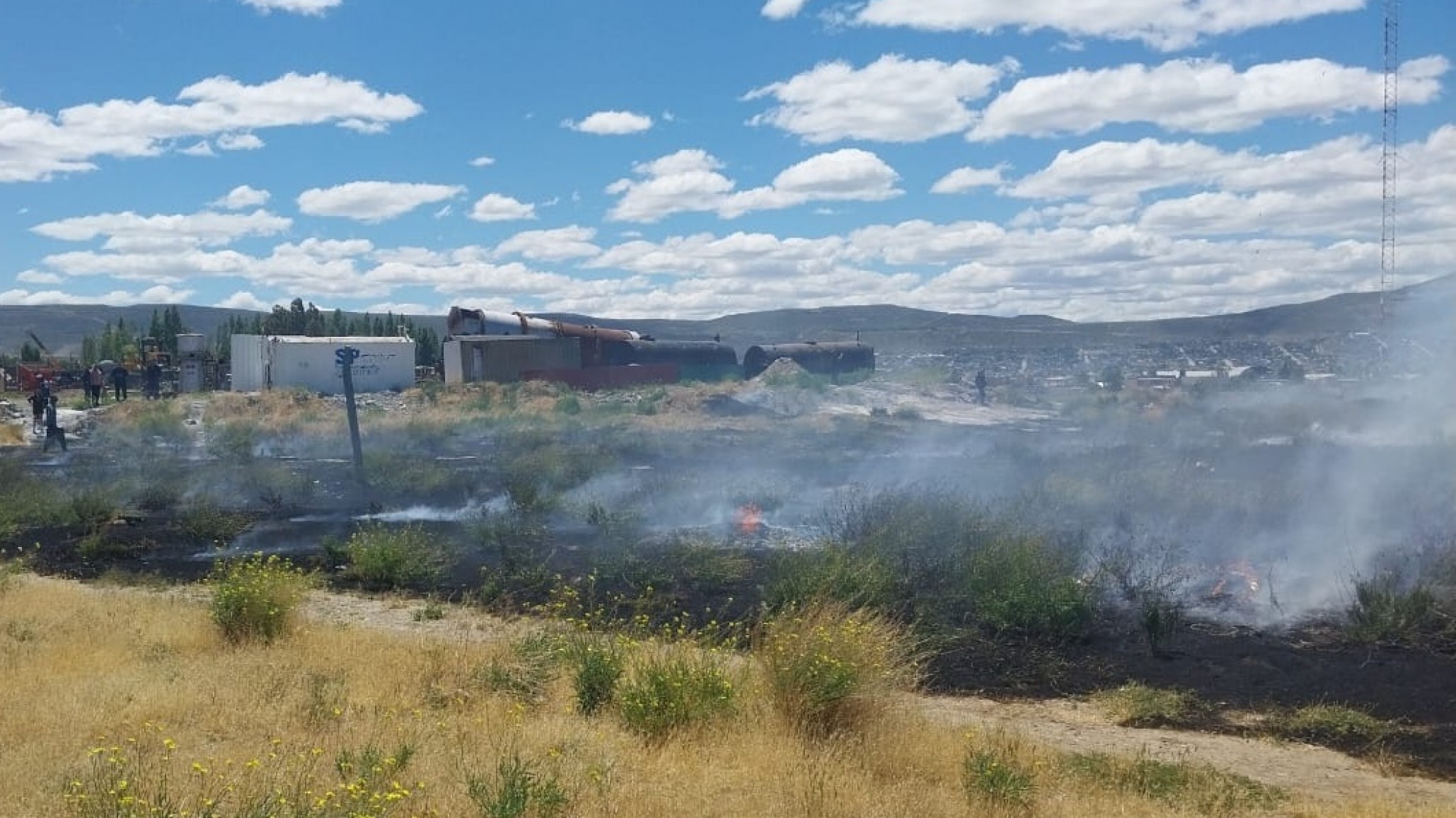 Bomberos acudieron a un incendio de pastizales en Av. Yrigoyen