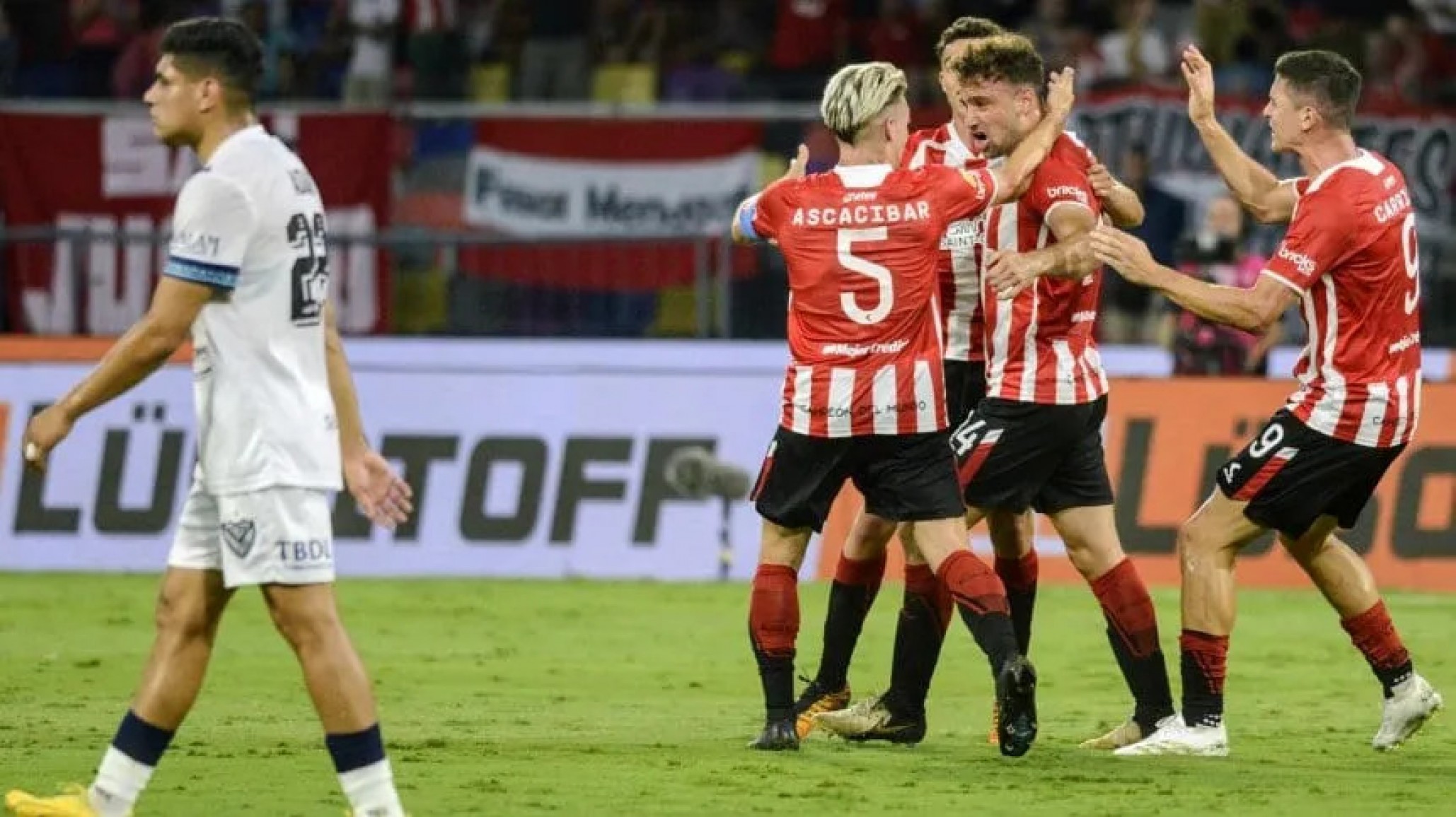 Estudiantes goleó a 3 a 0 Velez