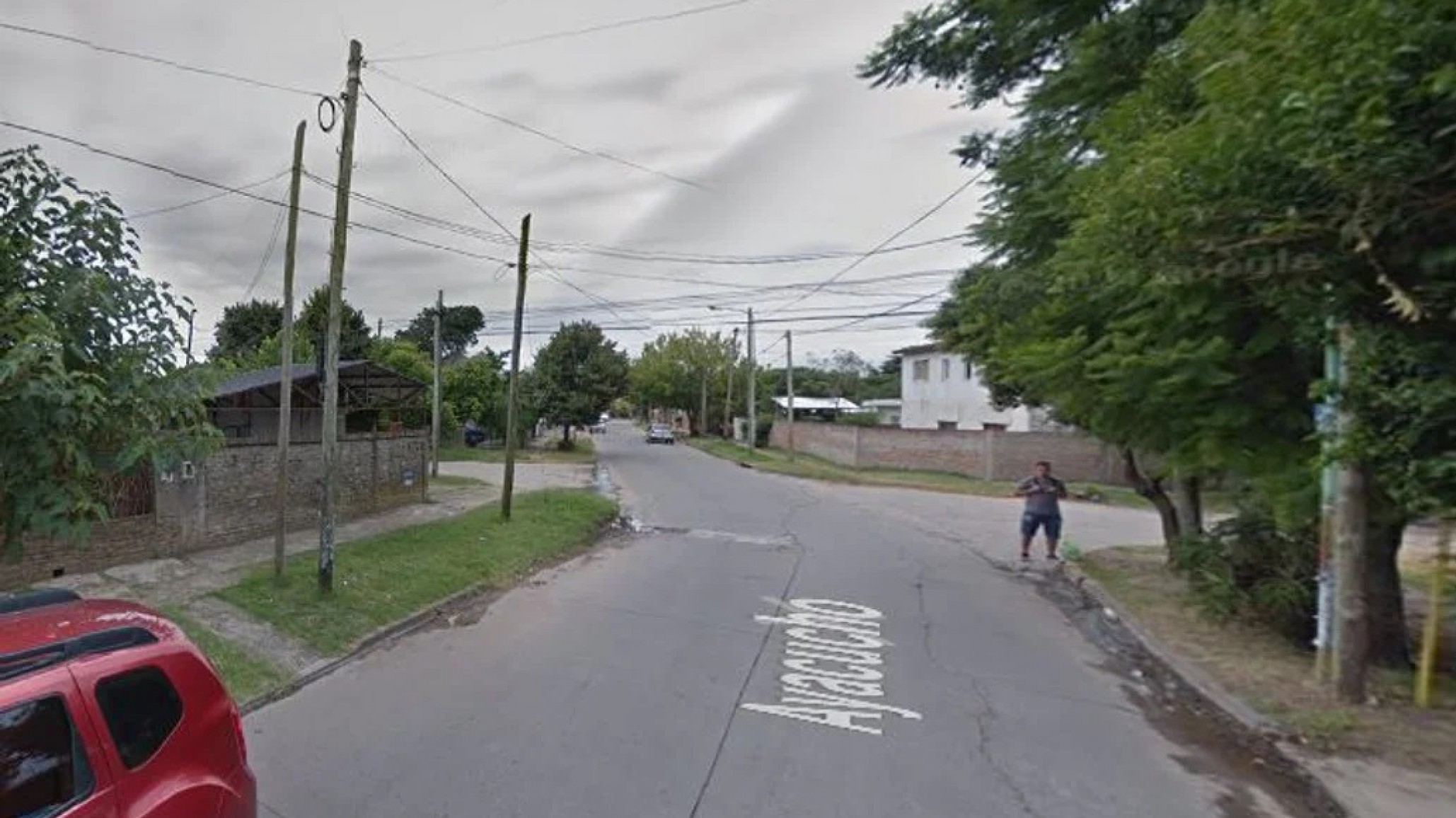 Un policia y sus hijas fueron atacados por 15 delincuentes