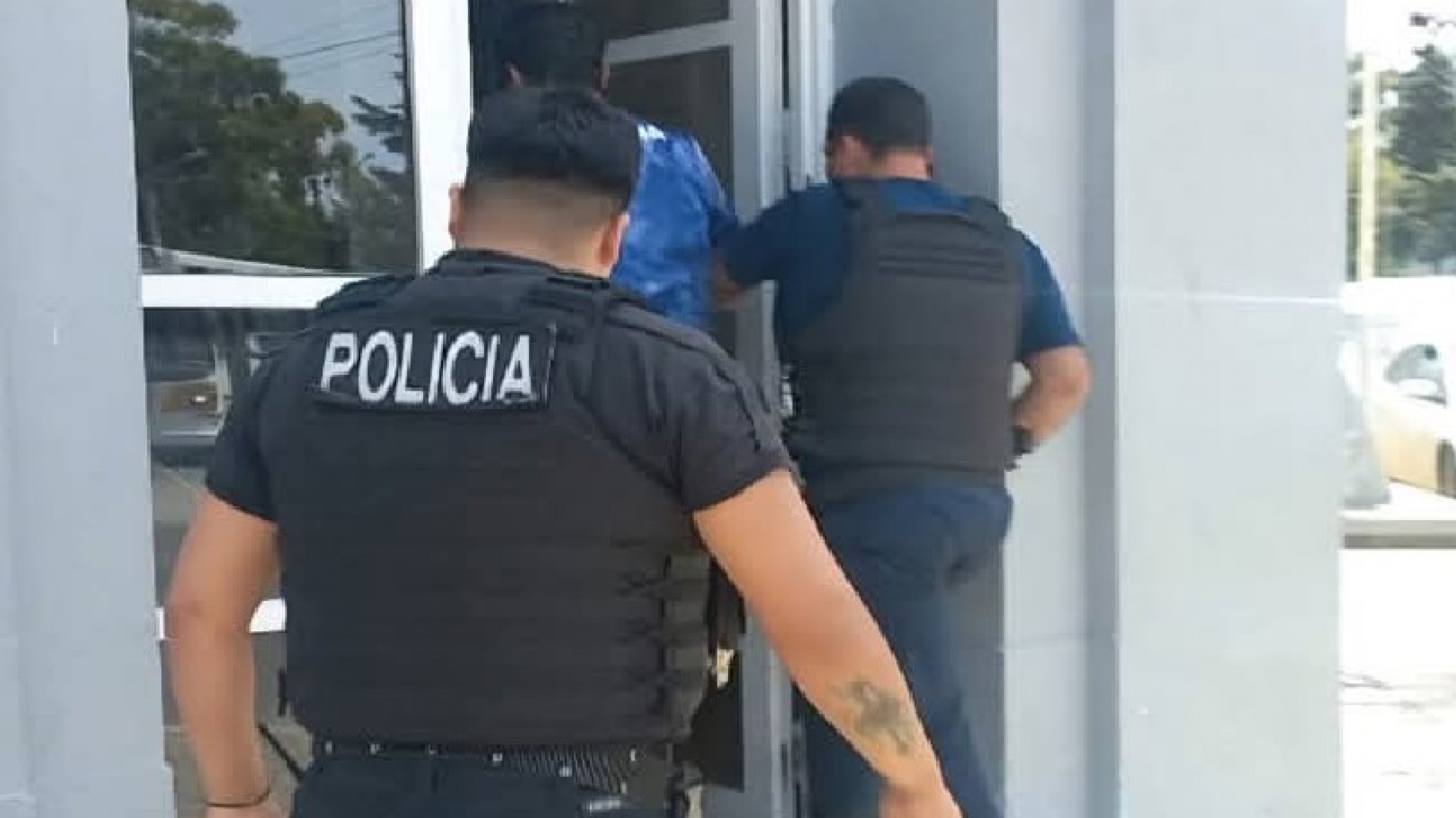 Cliente violento amenazó de muerte a empleadas y atacó a la policía en pleno centro