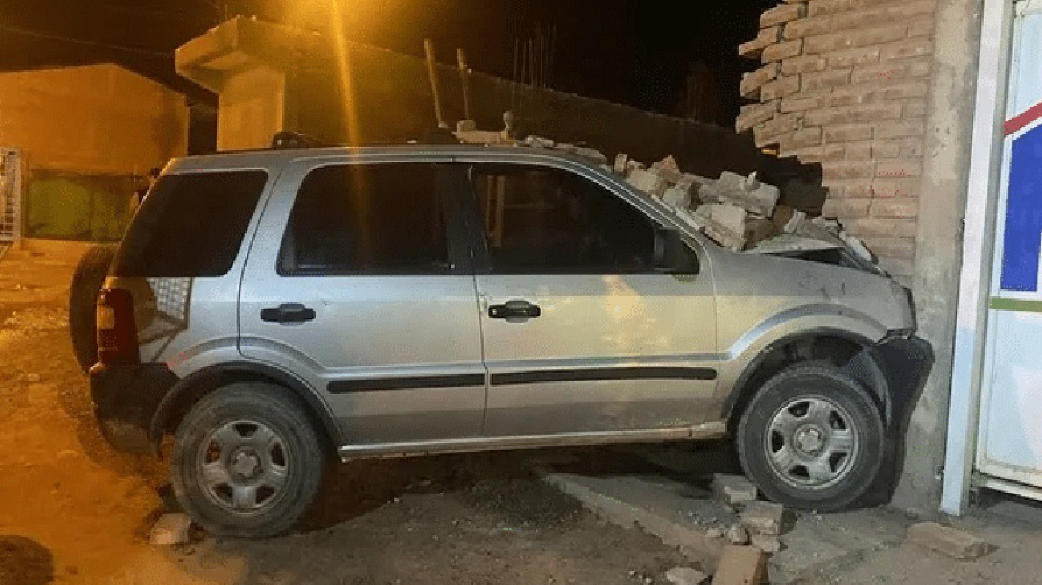 Neuquén: una pareja desnuda y alcoholizada protagonizó un accidente en Navidad