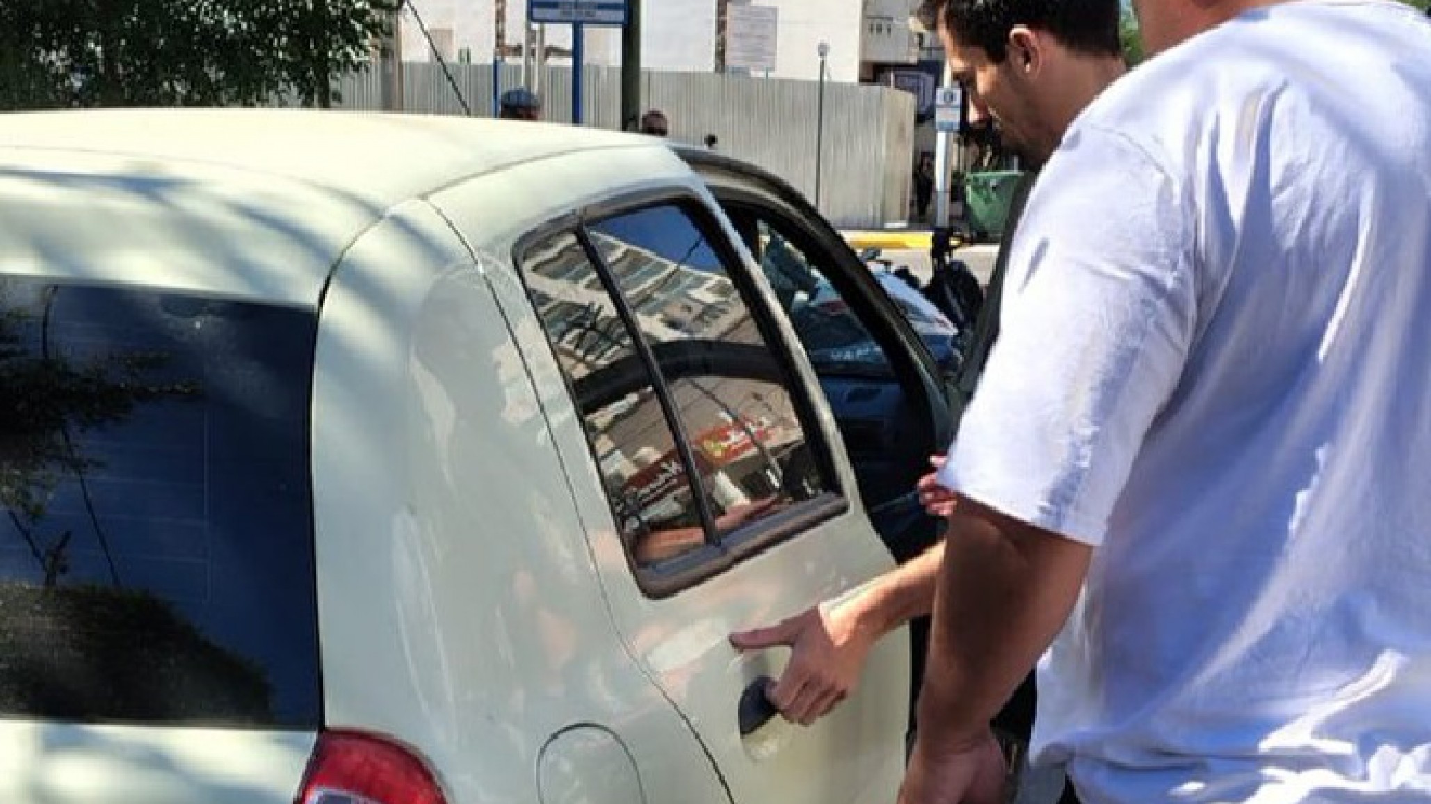 Se olvidó las llaves dentro del auto y su bebé de un mes de vida quedó atrapado