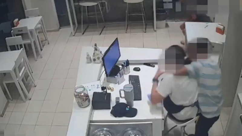 Un menor de 14 años ahorcó a la empleada de una heladería para robar