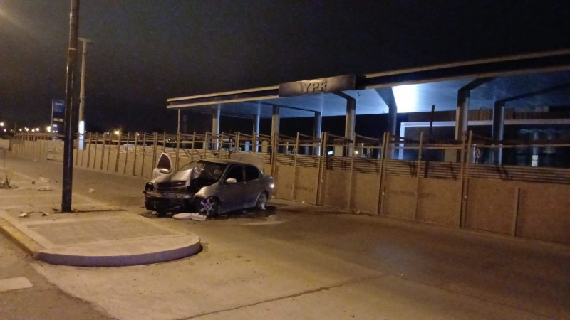 Un conductor quedó atrapado tras chocar contra una palma de luz y tuvo que ser rescatado por los bomberos