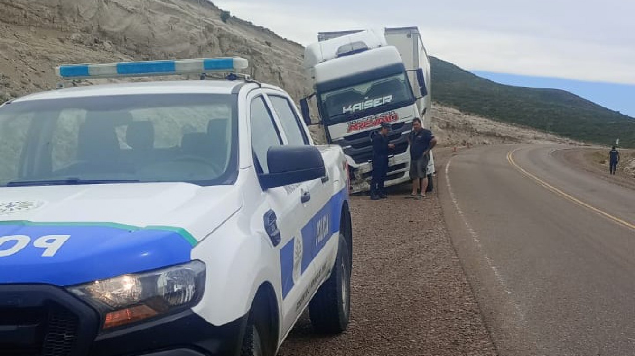 Un camión que transportaba papas fritas se despitó en Ruta 3