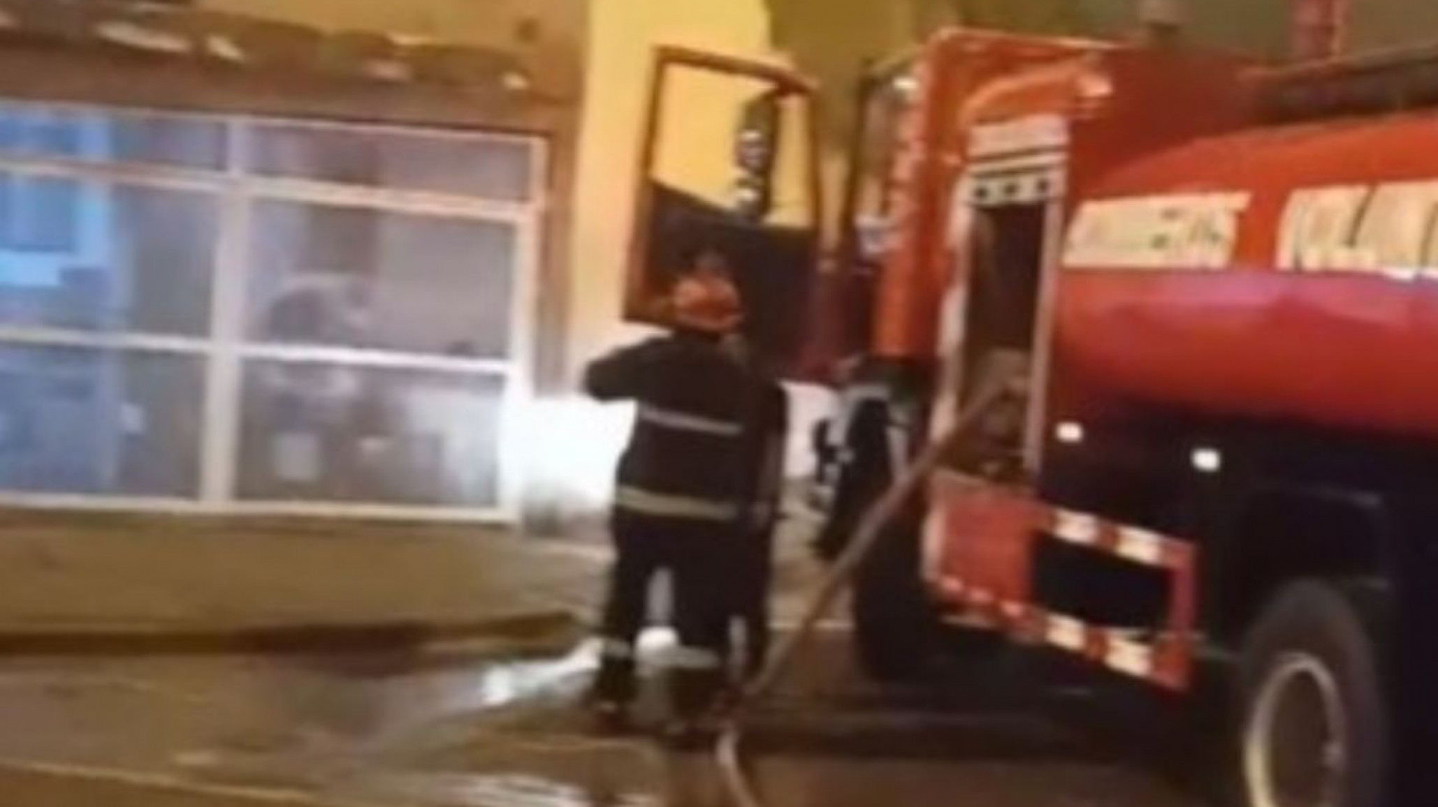 Incendio en un quincho: dos dotaciones trabajaron para controlar el fuego