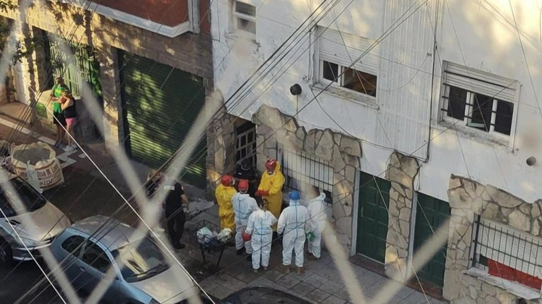 Operativo para sacar el cuerpo de un policía de 300 kilos que murió en su casa