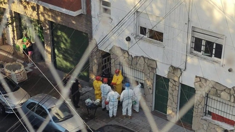 Operativo para sacar el cuerpo de un policía de 300 kilos que murió en su casa