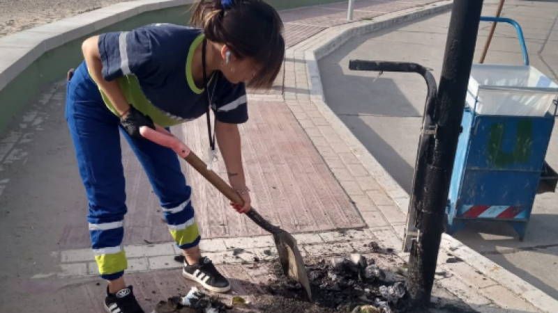 ¡Un desastre en la Costanera! Incendiaron un cesto mientras todos estaban disfrutando de la playa