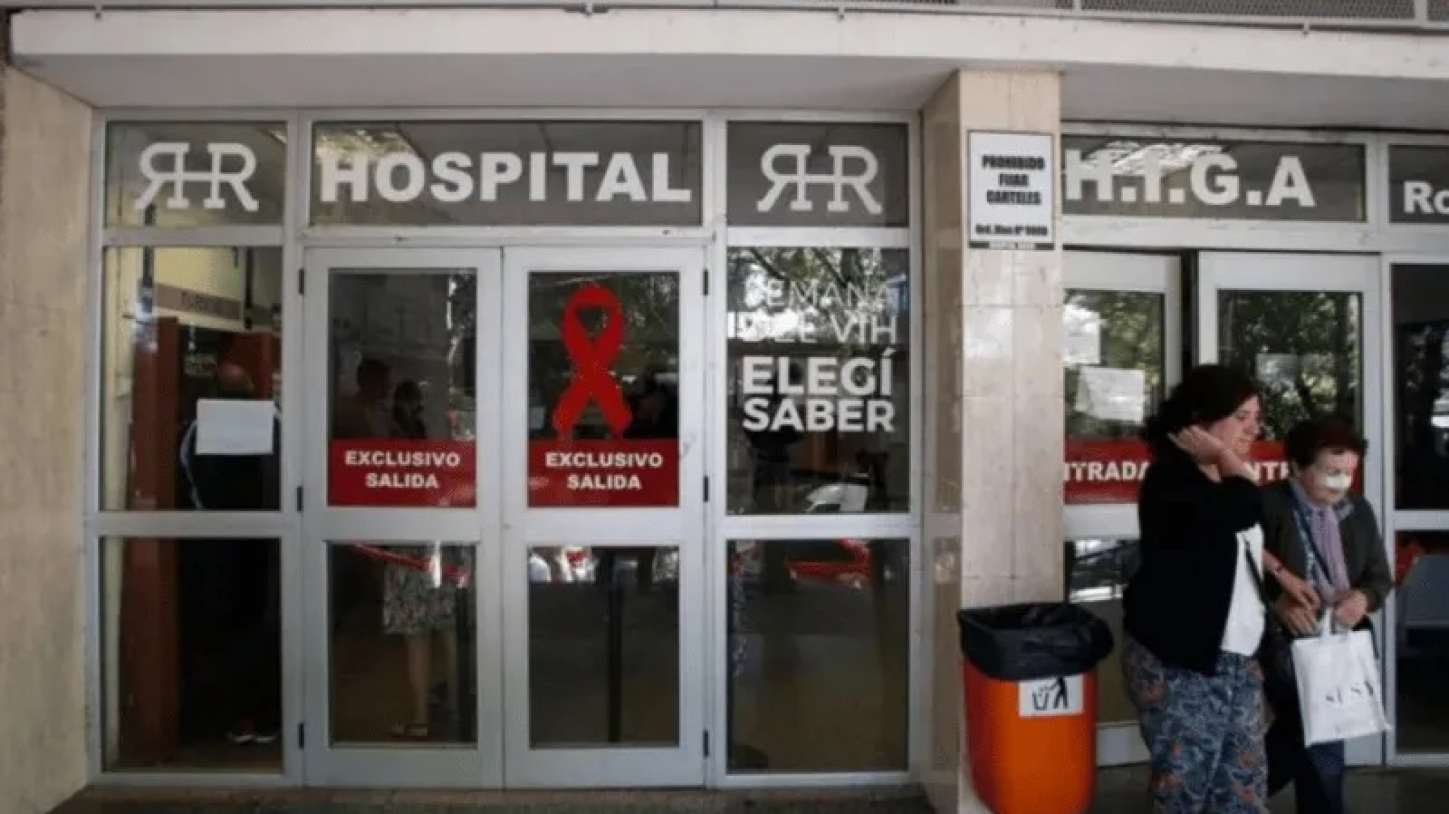 Brutal ataque en La Plata: Un hombre roció con nafta y prendió fuego a su amigo