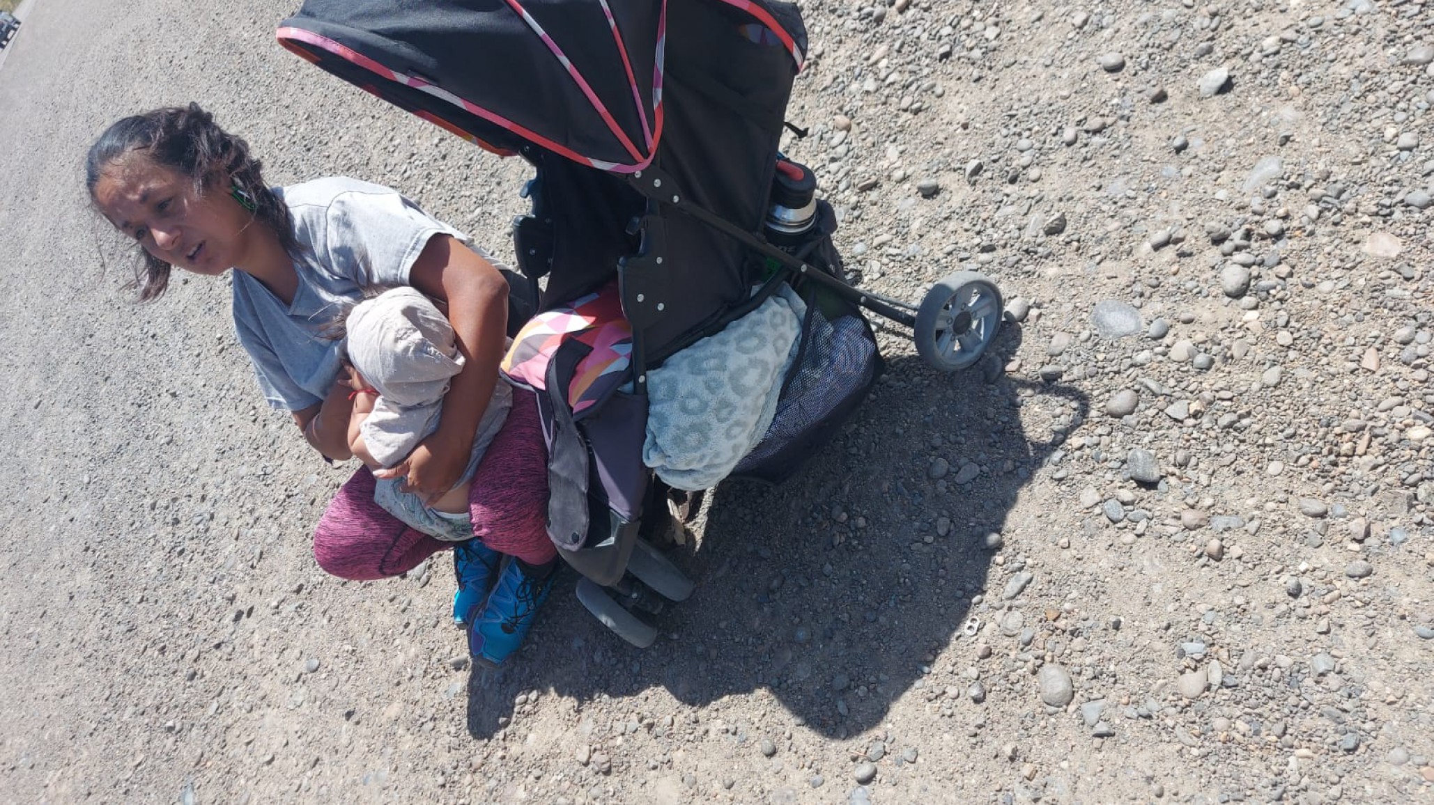 Rescataron a un madre con su bebé que había perdido su pasaje y hacía dedo