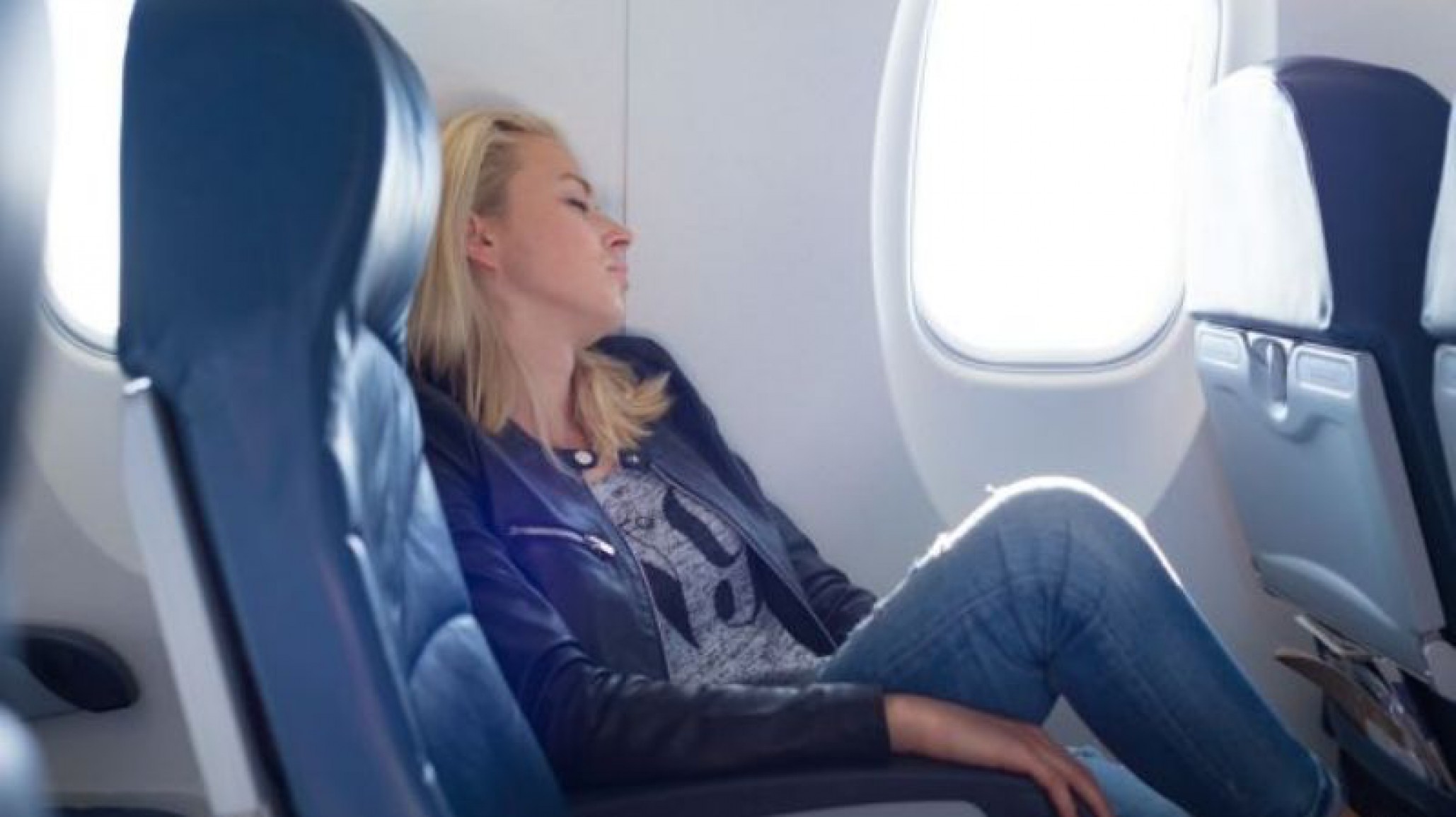 Una pasajera se quedó dormida en el avión y la dejaron encerrada