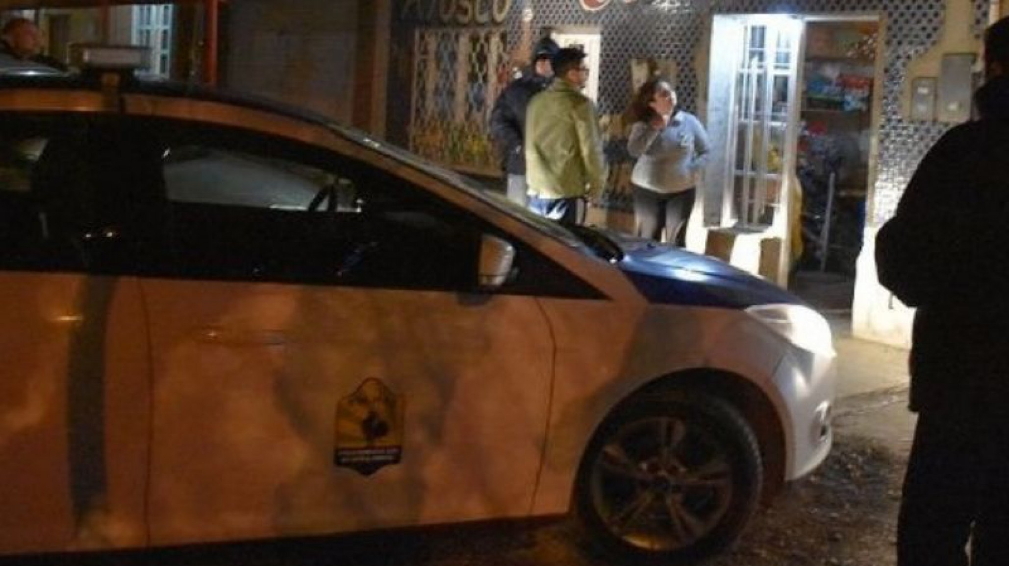 Hirieron a un hombre y a su nieto con un cuchillo en un violento intento de robo