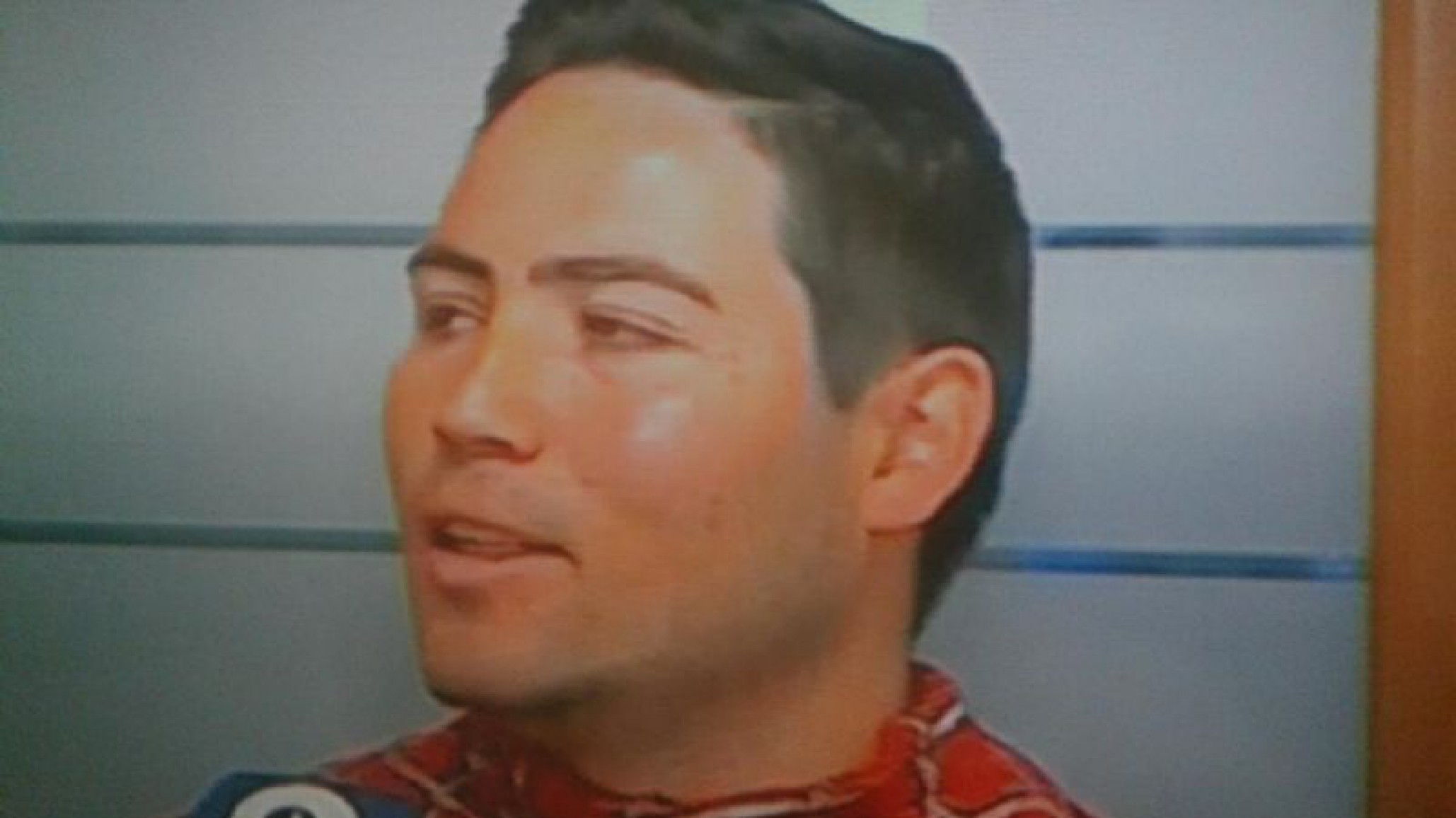 Dice ser el hombre araña y por eso atacó con sus poderes a otro que quiso ocupar su lugar