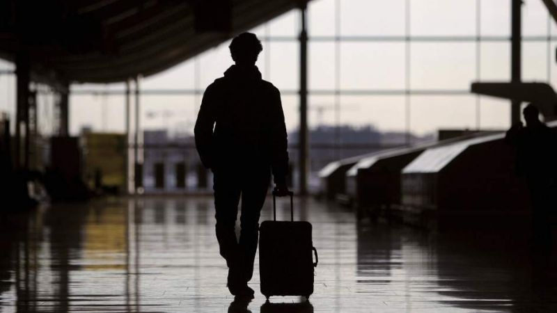 Debe $250.000 de cuota alimentaria y por decisión de la Justicia no podrá salir del país