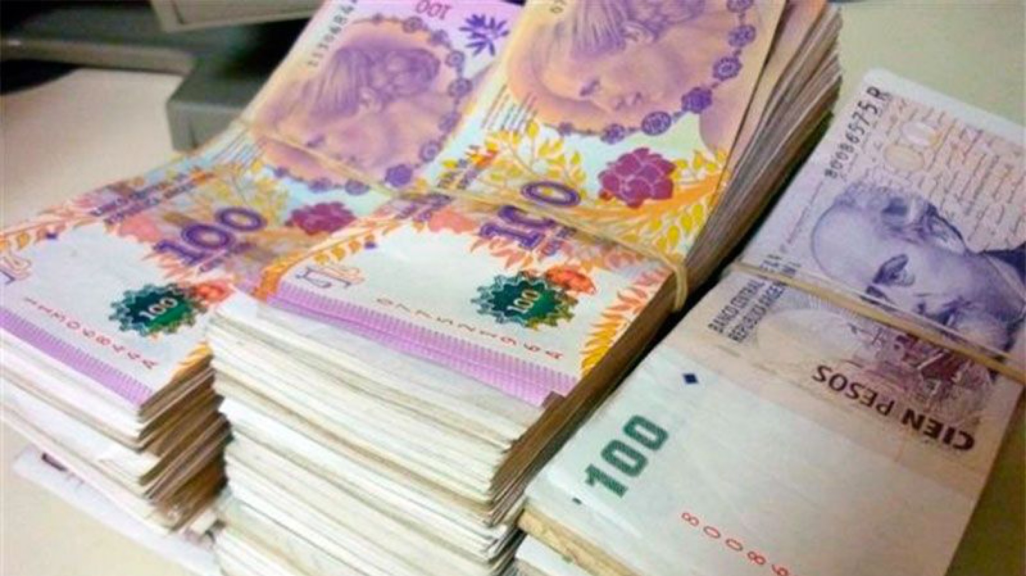 Le robaron 50 mil pesos: cree que el culpable es uno de sus familiares