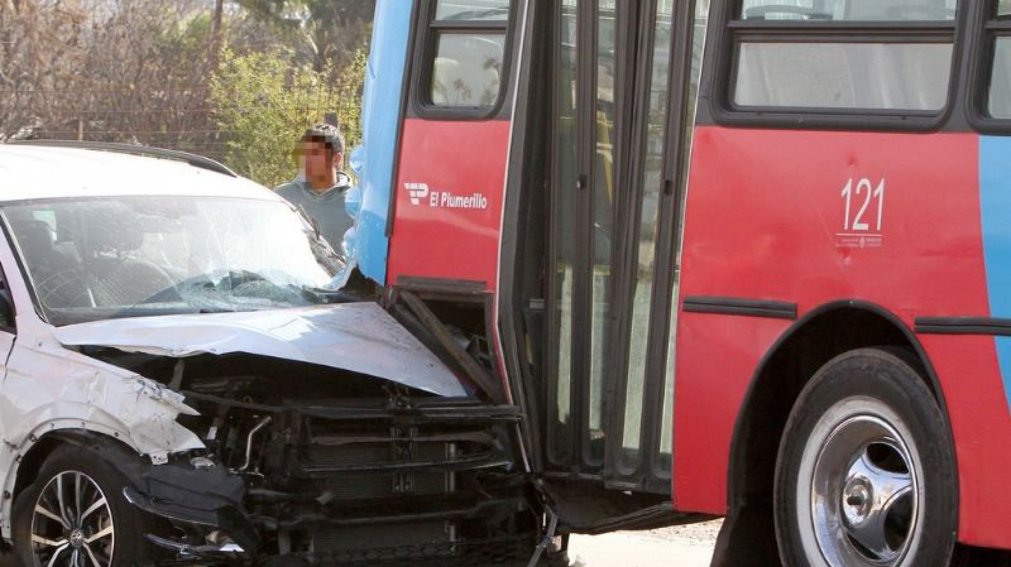 La dueña de un supermercado chocó, huyó y su vehículo se atascó detrás de un colectivo