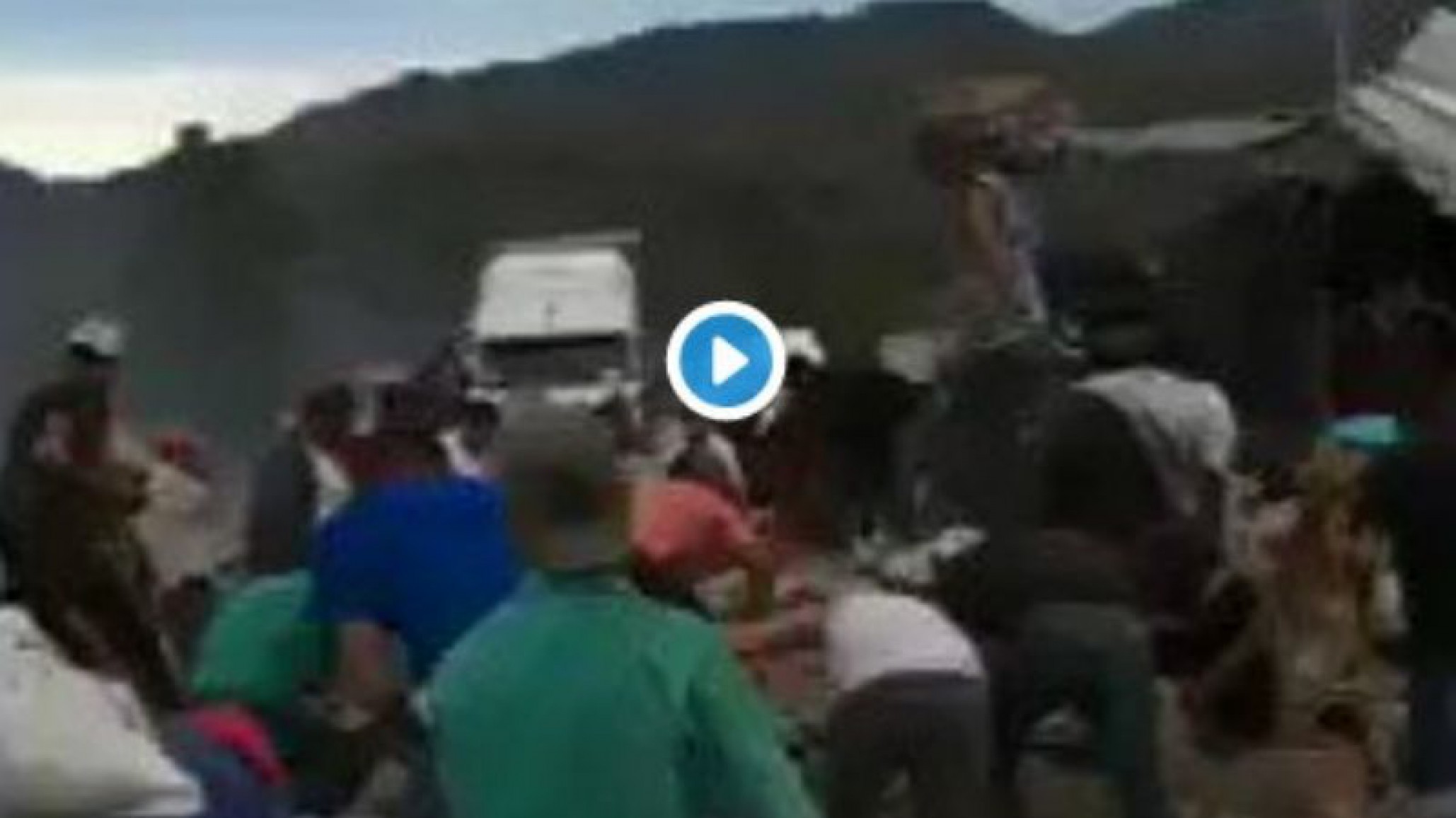 Un chofer murió calcinado en un accidente y la gente aprovechó la situación para robar mercadería