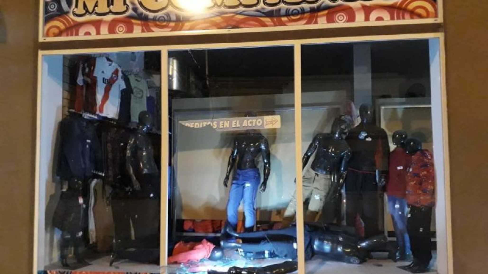 Raid de robos: rompió tres vidrieras y se llevó la mercadería hasta con las perchas