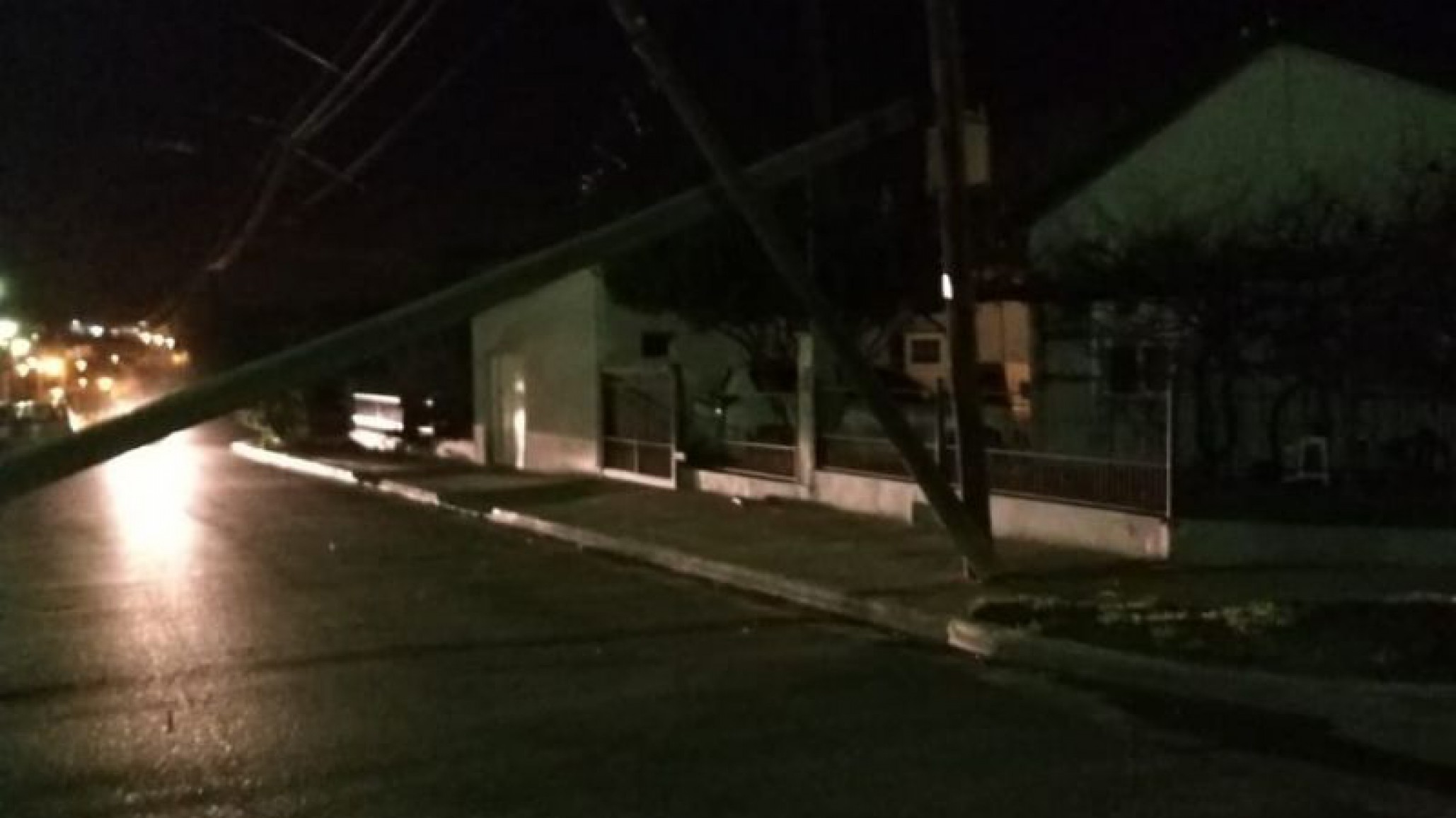 Corte de luz: Se cayeron dos postes con cables