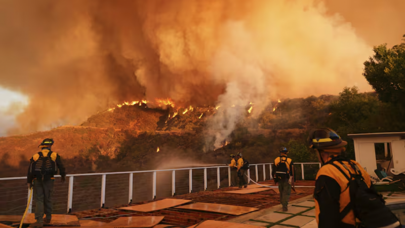 Incendios en Los Ángeles: Suben a 16 las víctimas fatales mientras continúa la lucha contra las llamas