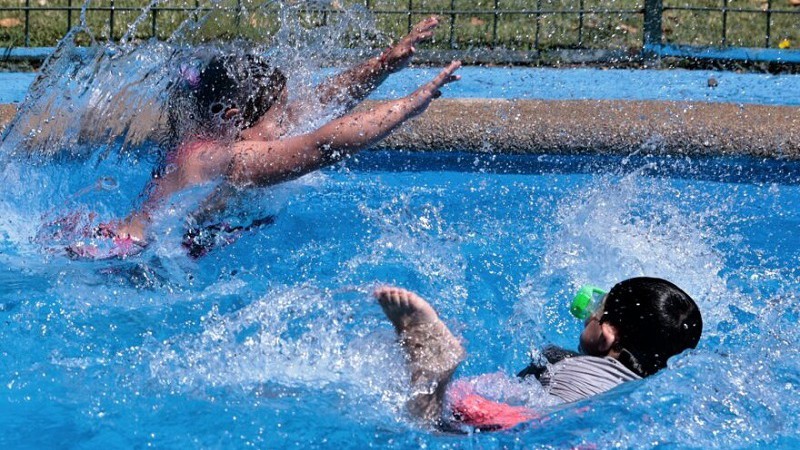 Un niño de 3 años sufrió una descarga eléctrica al salir de la pileta y lucha por su vida
