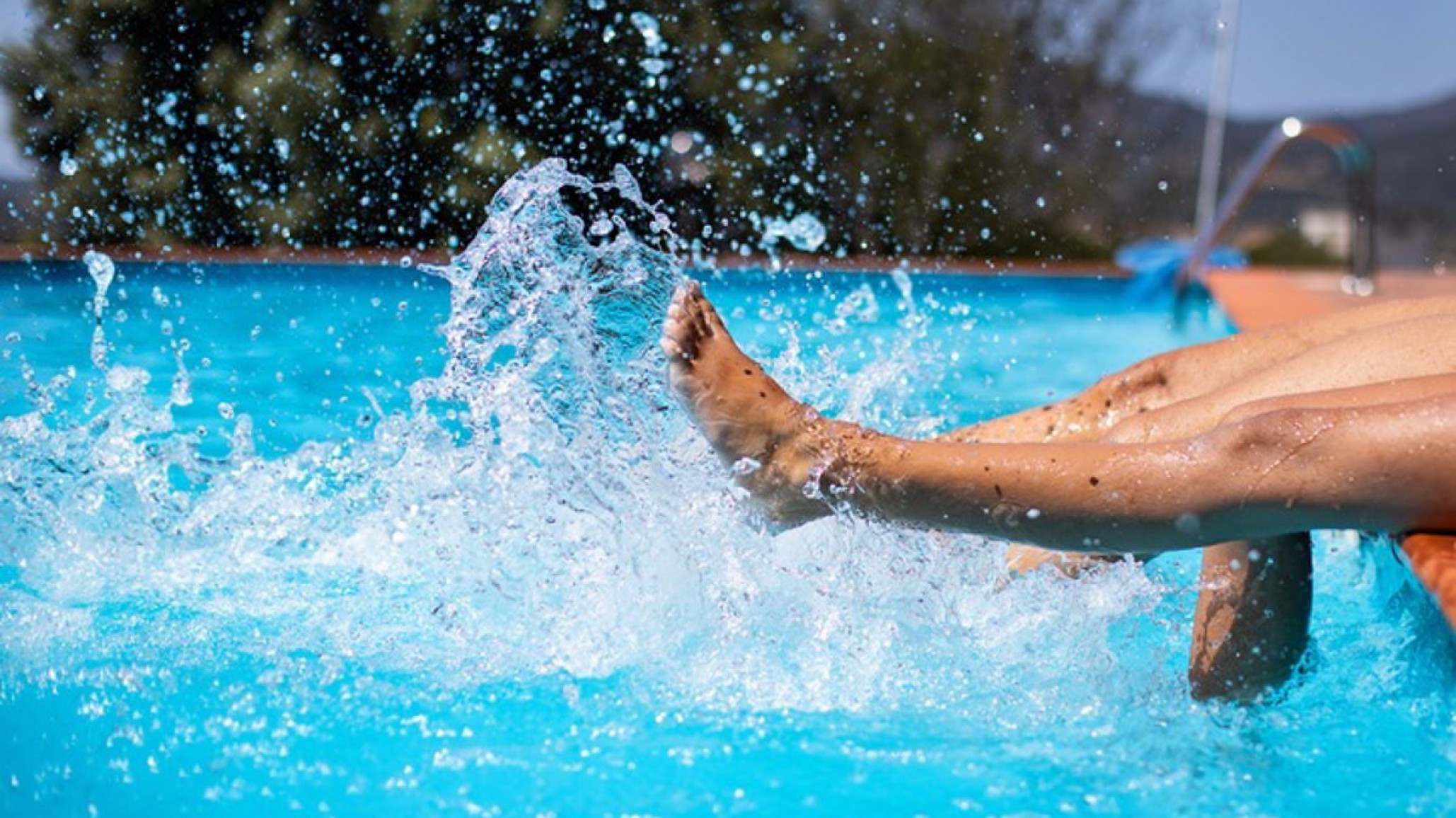 Una niña de 11 años pisó un cable pelado y murió electrocutada al salir de una pileta