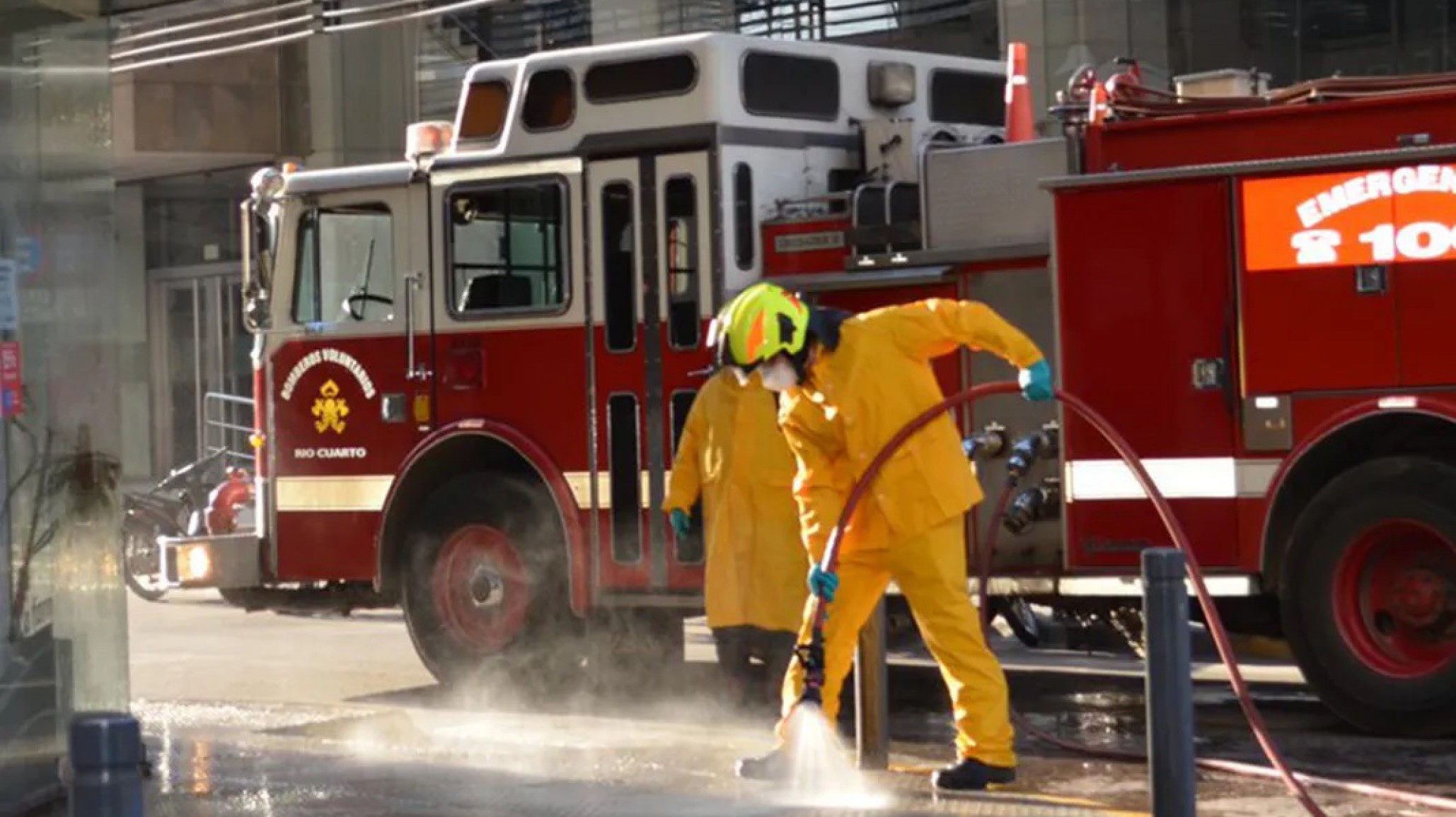 Indignante: Una pareja se robó una manguera del cuartel de bomberos mientras combatían un incendio