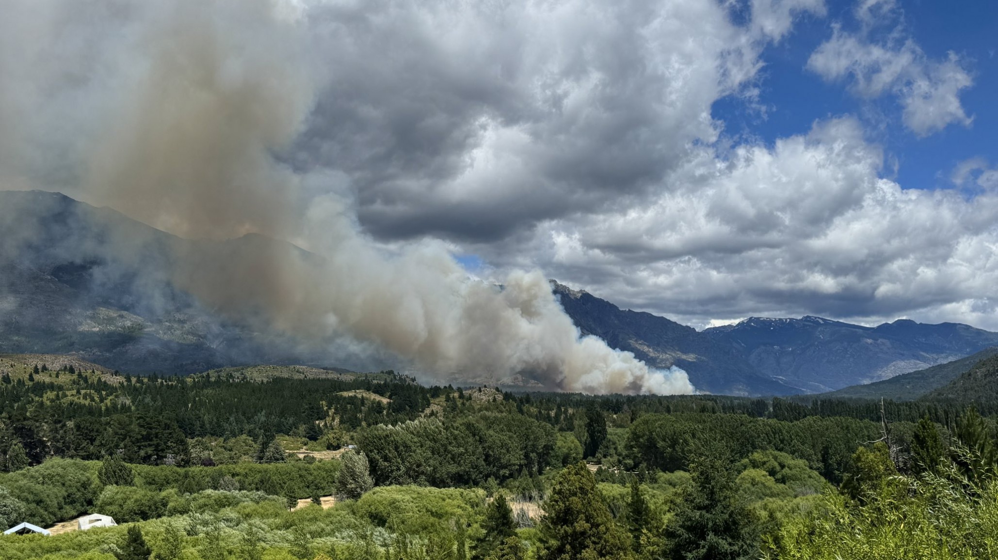 Piden donaciones de agua y frutas para ayudar a los bomberos de Epuyén