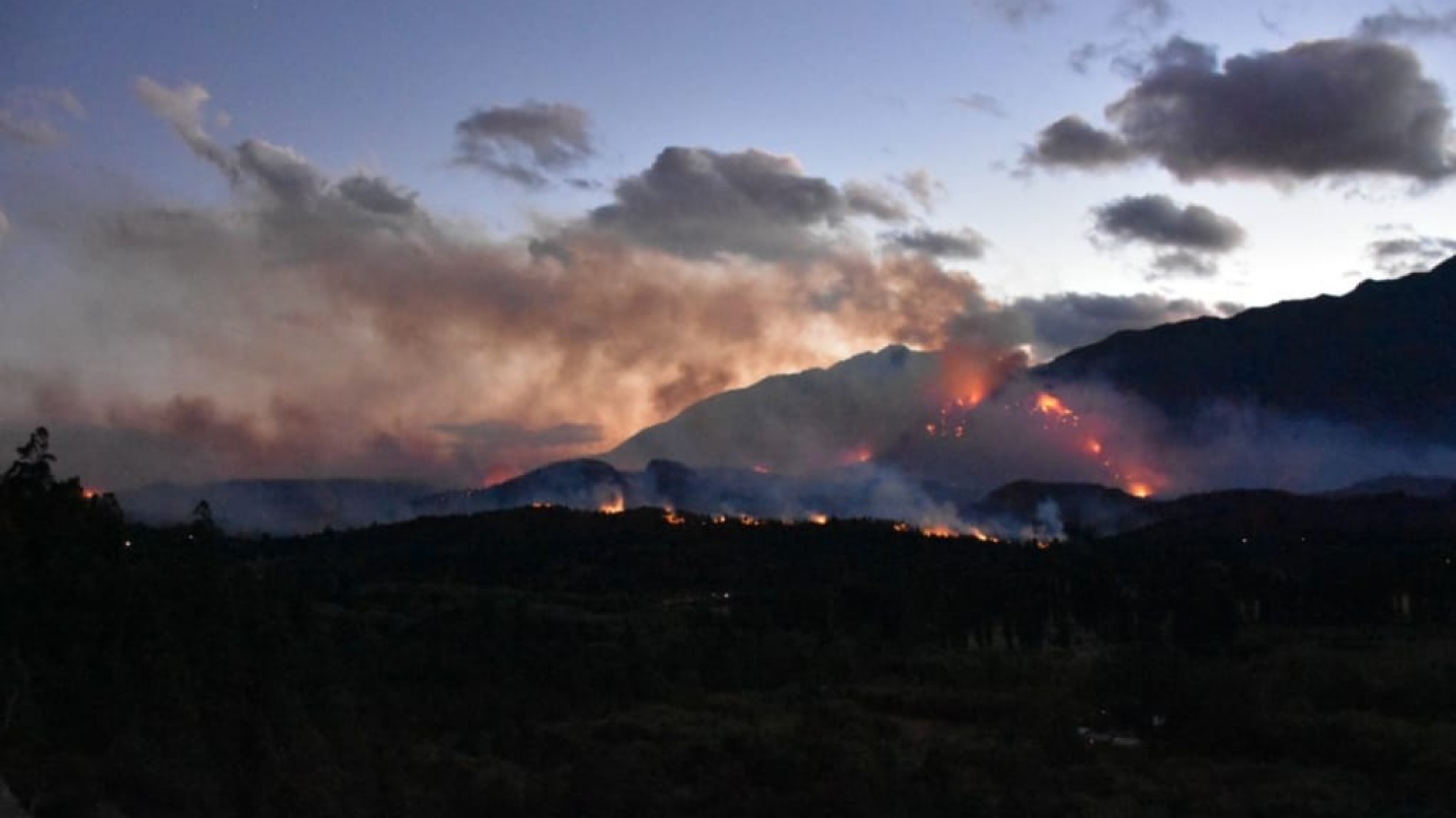 Cincuenta casas afectadas por el fuego: Brigadistas redoblan esfuerzos para controlar el incendio
