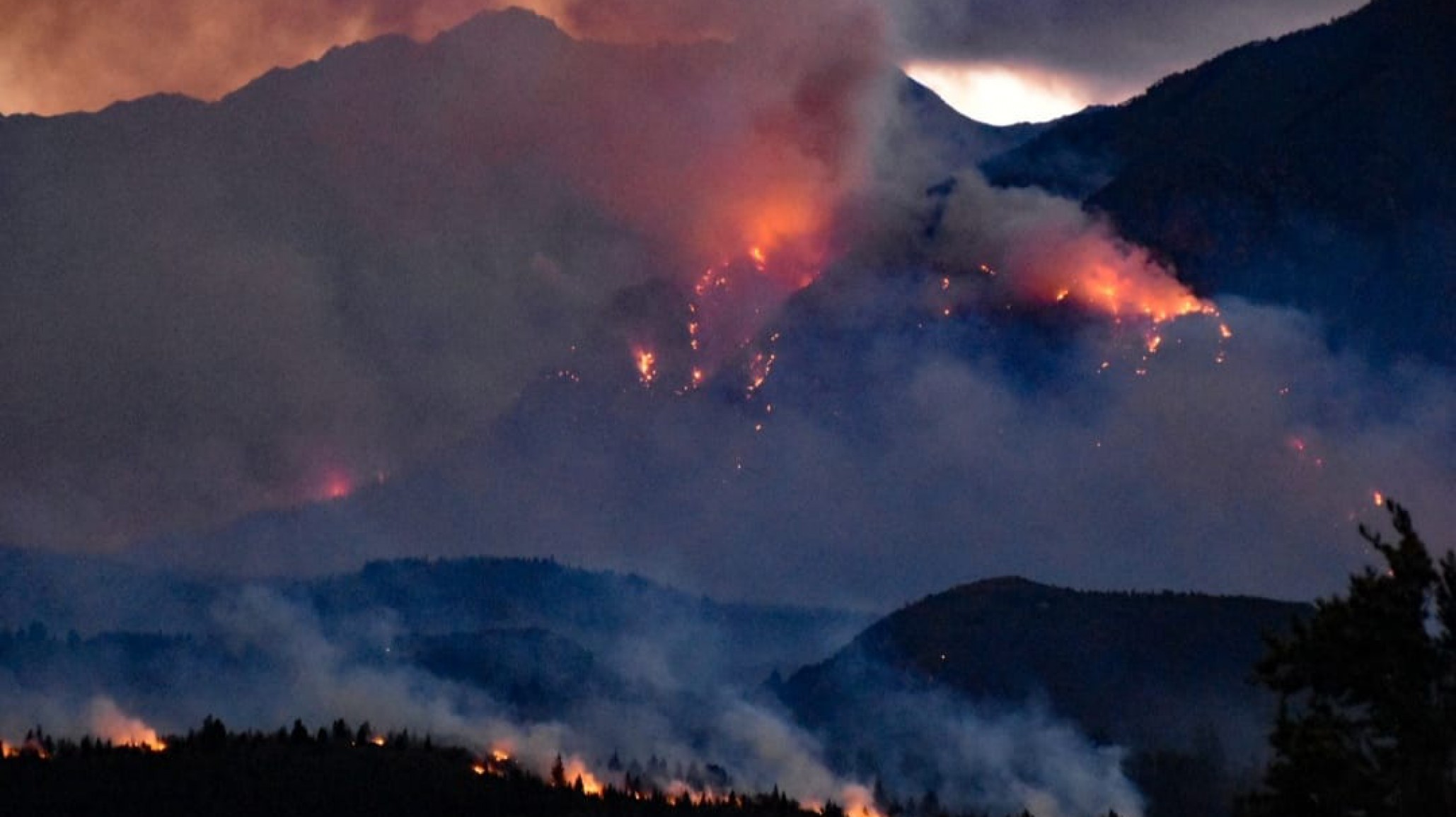 Ya son 153 los brigadistas para controlar el incendio