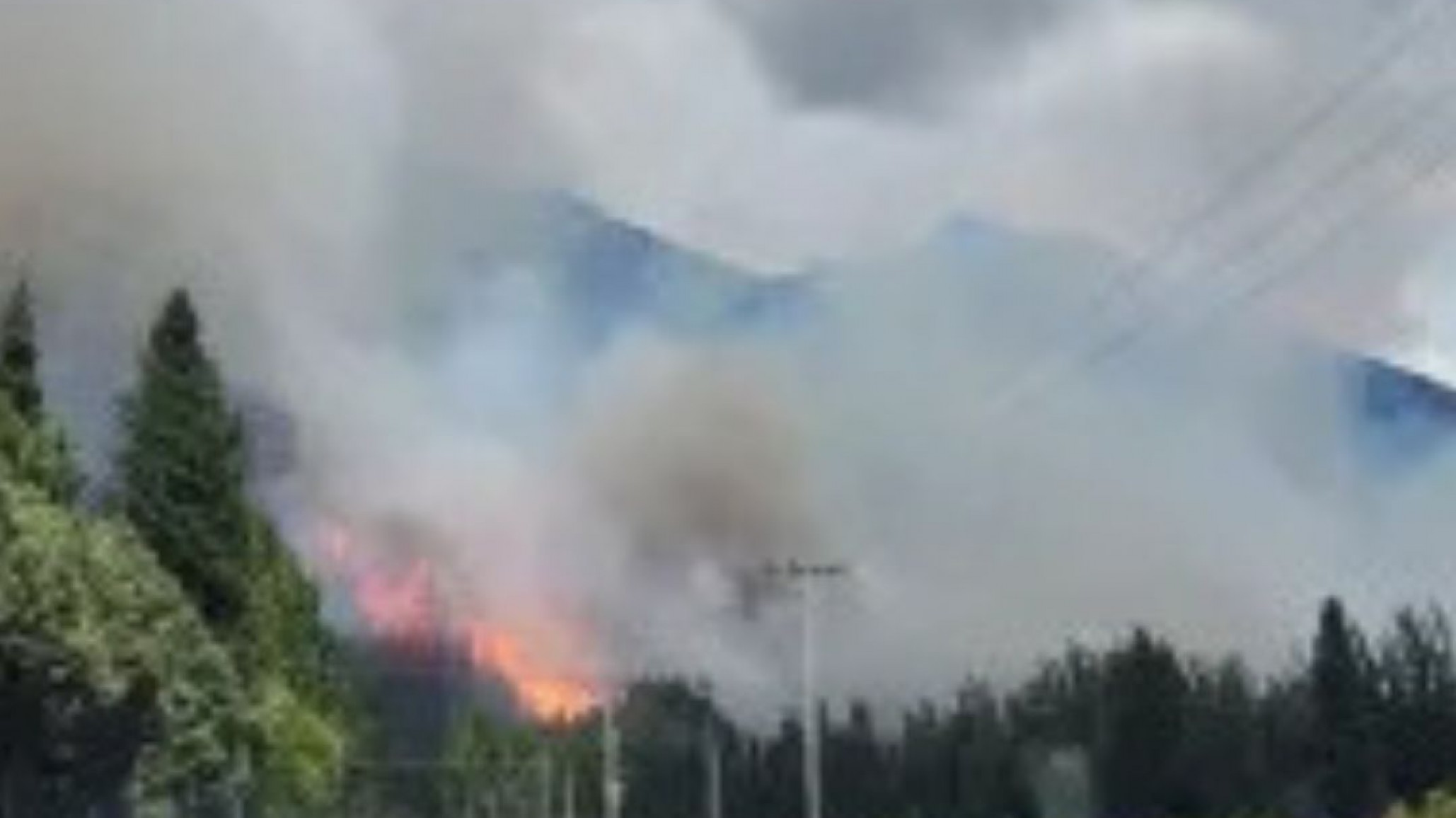 Más de 3.000 hectáreas afectadas en Epuyén: El incendio sigue activo y complica la zona
