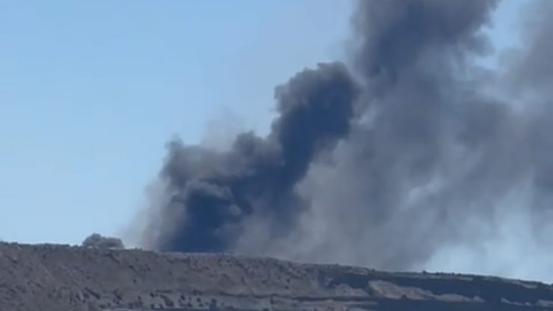 Columna de humo afecta la playa por incendio en las inmediaciones