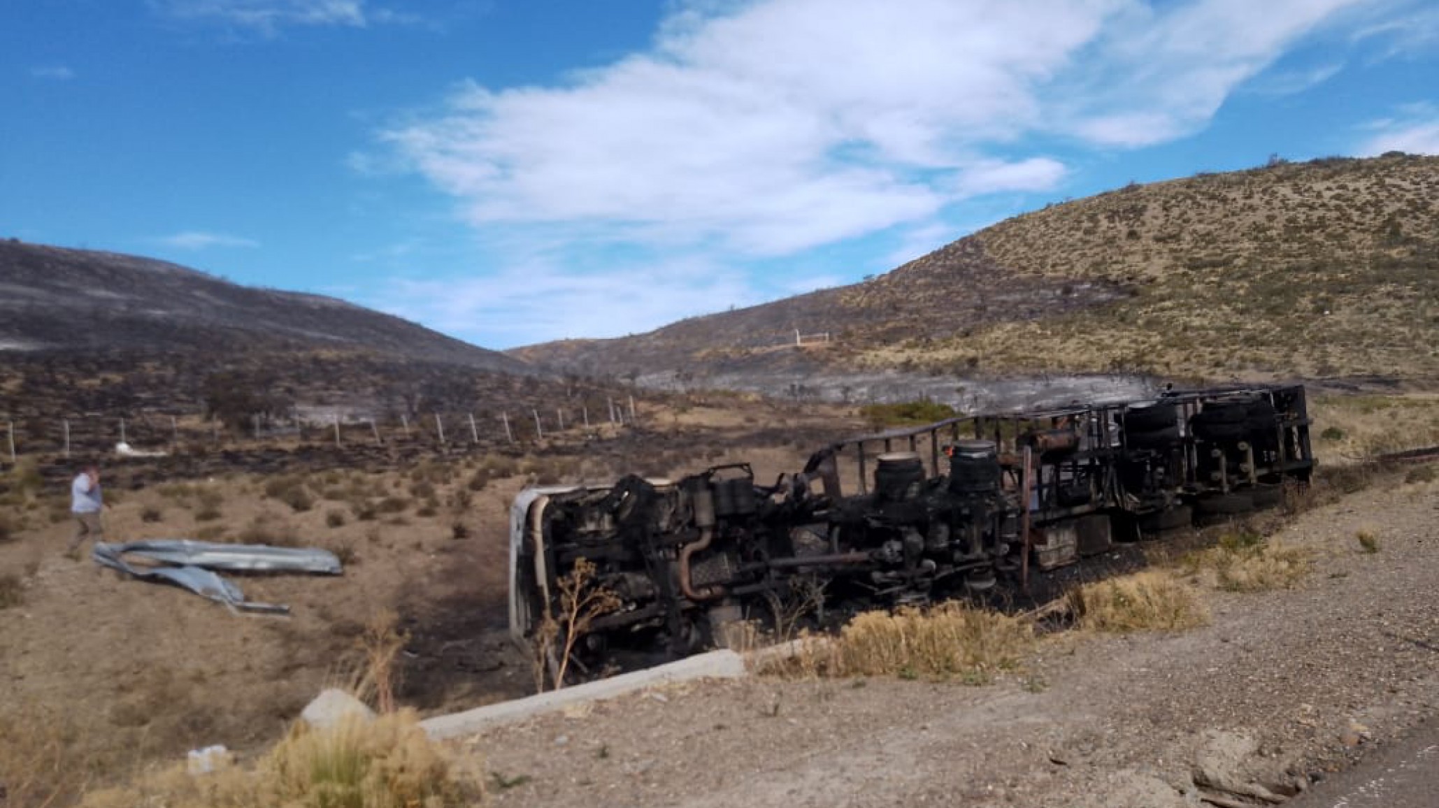 Bomberos controlan incendio de camión y pastizales en la Ruta 3