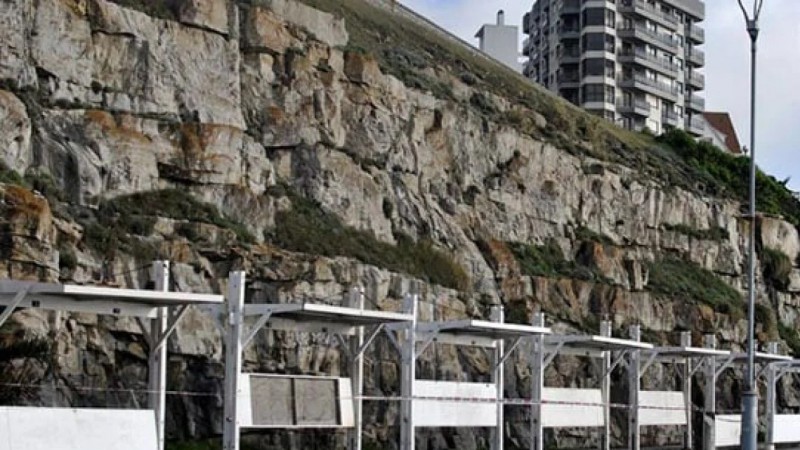 Se sentó el borde de un muro al salir del boliche, perdió el equilibrio y murió