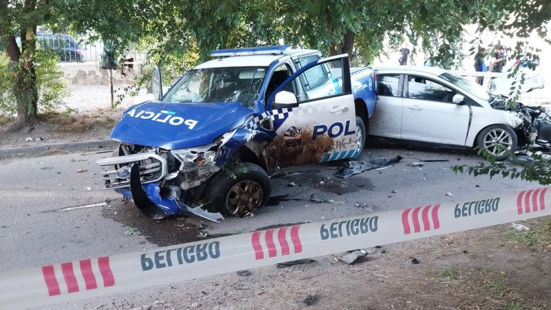 Fuerte choque entre patrulla policial y un auto dejó tres heridos