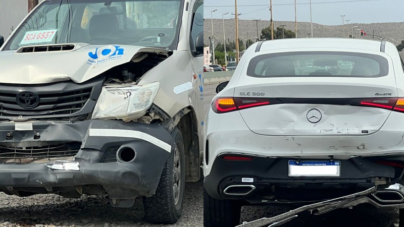 Accidente en Av. Yrigoyen: Colisión entre una camioneta y un Mercedes Benz