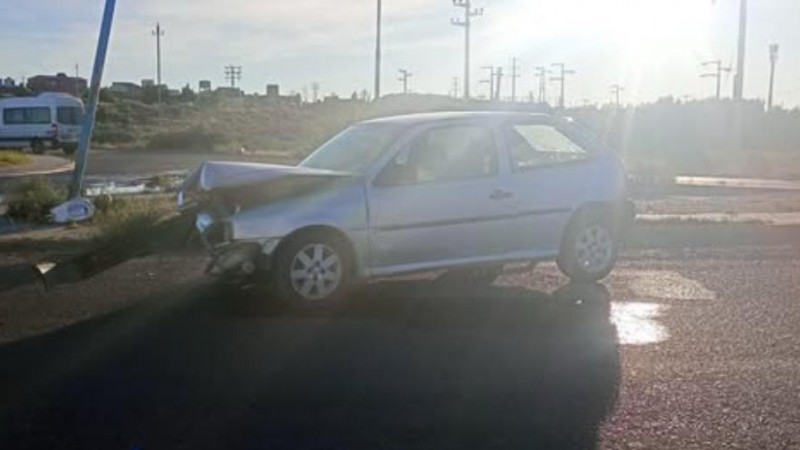 KM 5: se despistó y chocó contra una columna de luz