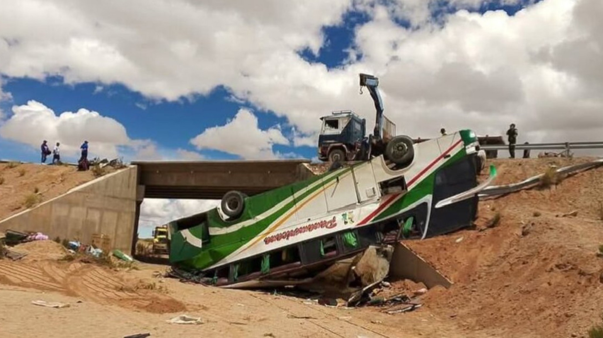 19 muertos en el vuelco de un micro cerca de la frontera con Argentina