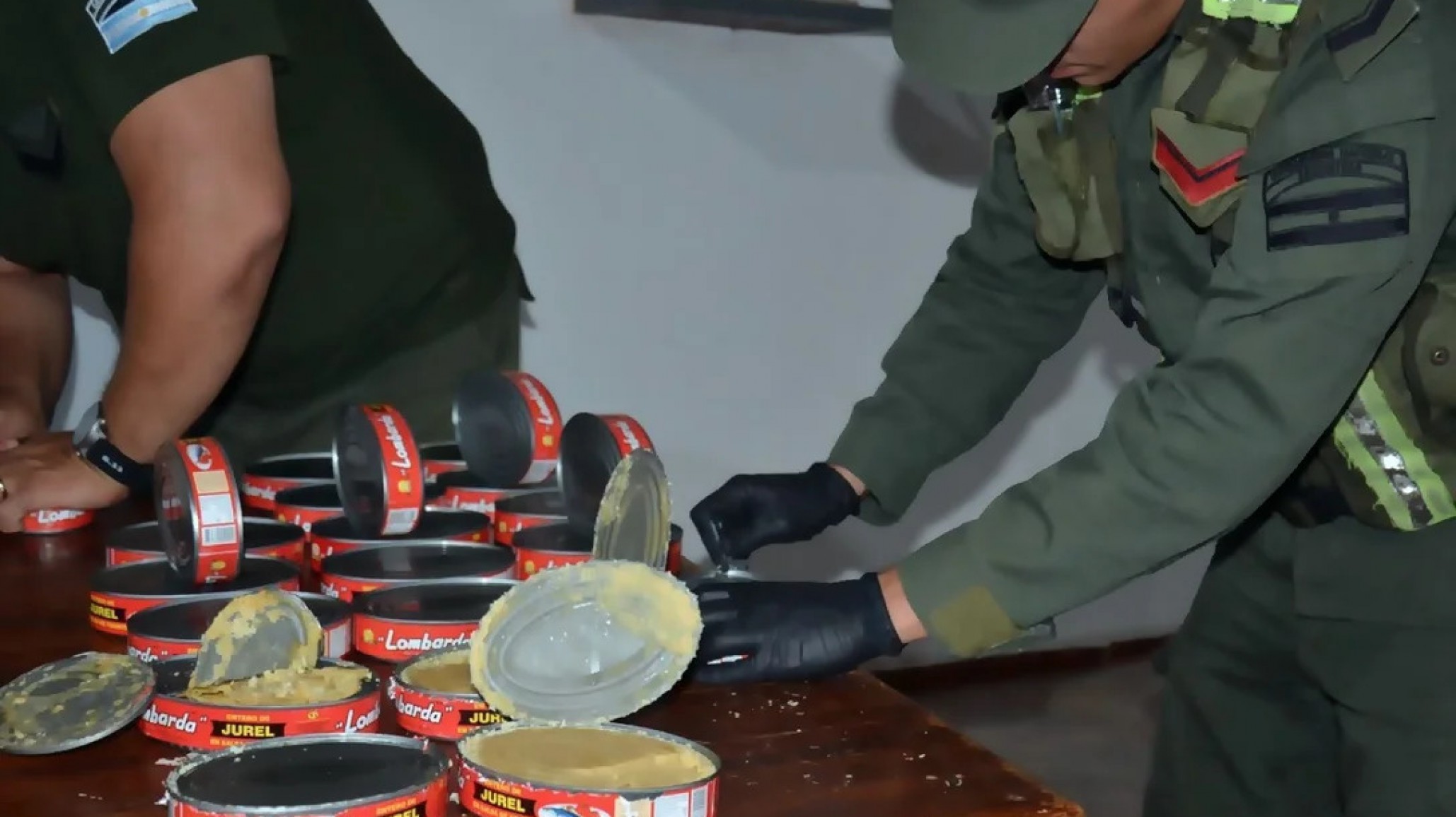 Pasta base camuflada en latas de pescado: incautaron 12 kilos de cocaína