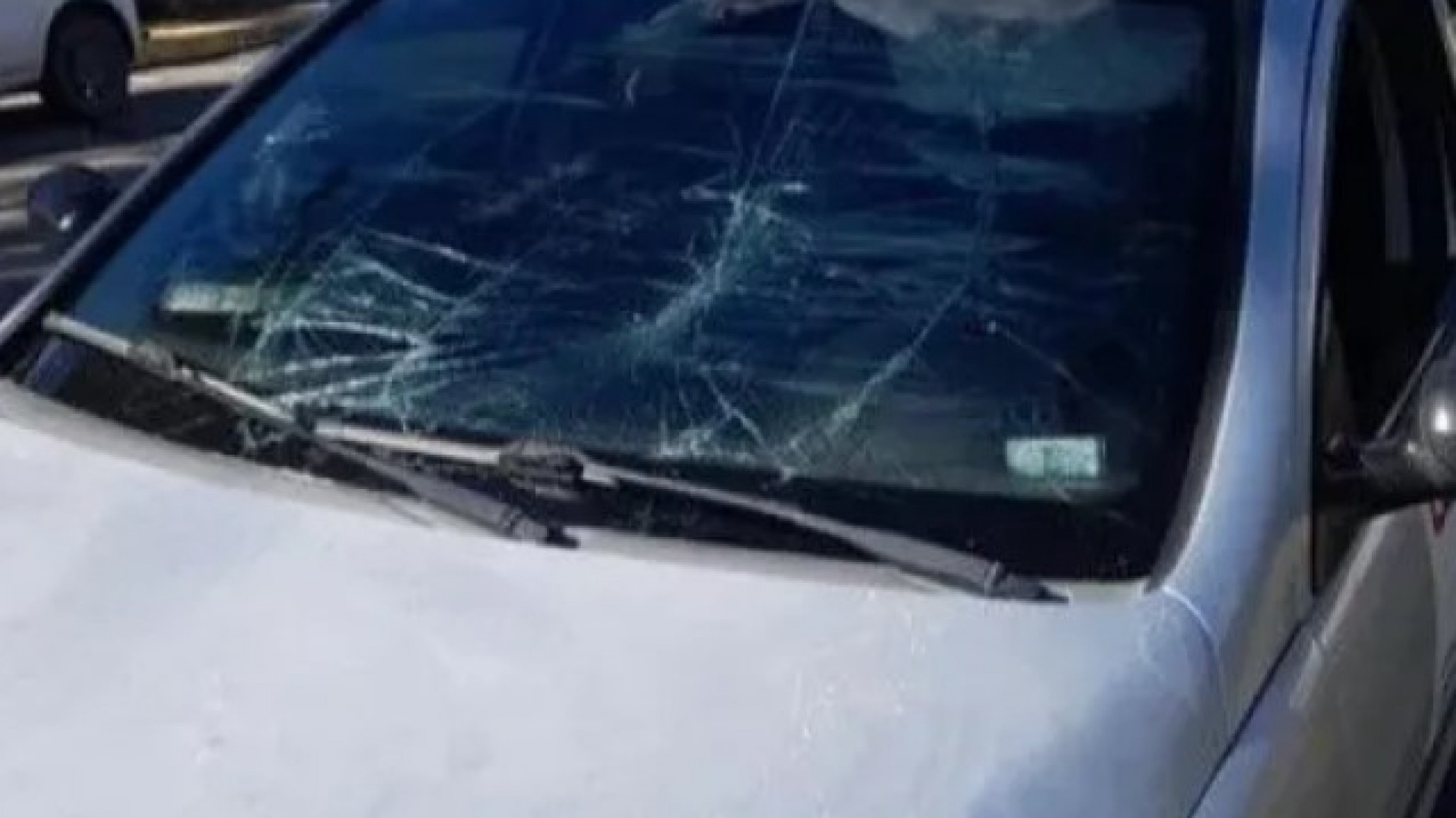 Un joven turista de Santa Cruz se lanzó sobre el parabrisas de un auto en Esquel