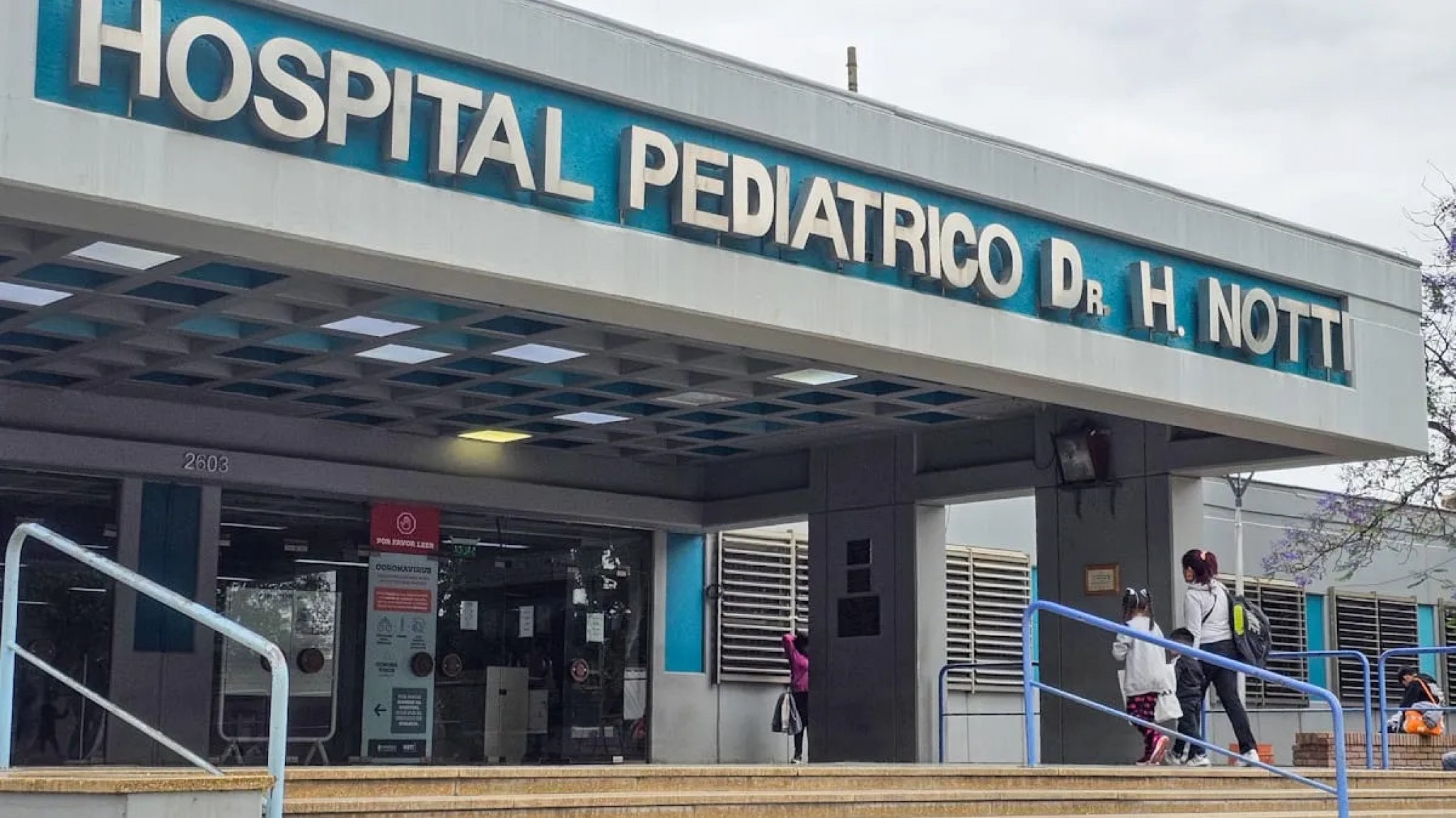 Se le cayó un portón a una niña de 10 años y está en terapia intensiva