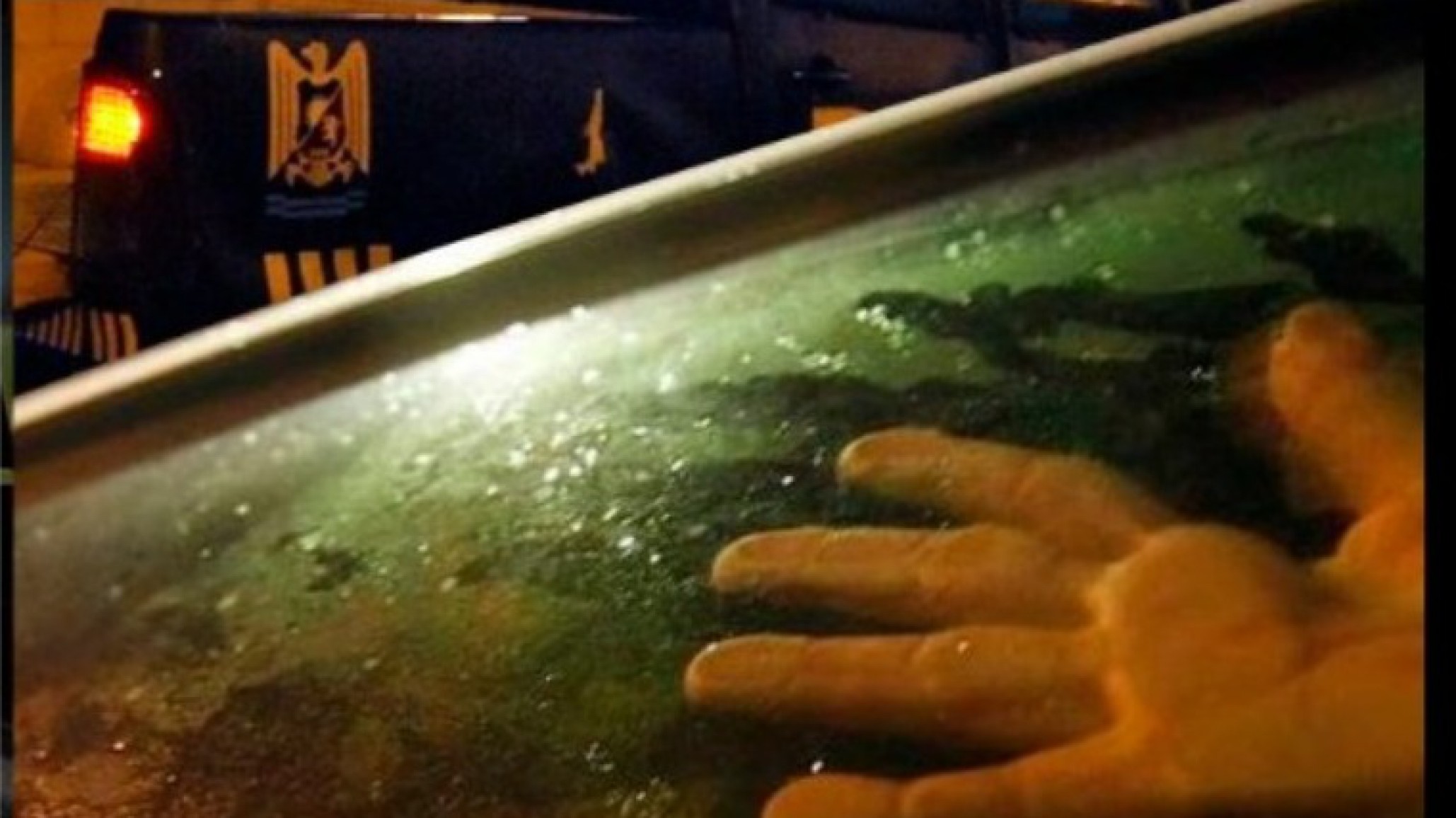 Dos policías fueron sorprendidos teniendo sexo en un móvil: "El sereno escuchó ..."