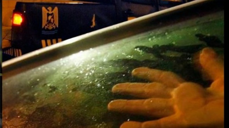 Dos policías fueron sorprendidos teniendo sexo en un móvil: "El sereno escuchó ..."