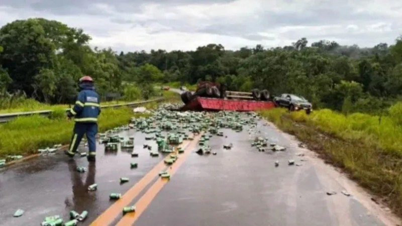 Un camión lleno de latas de cerveza volcó y los vecinos lo saquearon