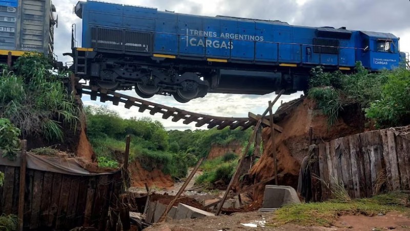 Se vino abajo un puente y un tren de carga quedó colgando en el aire