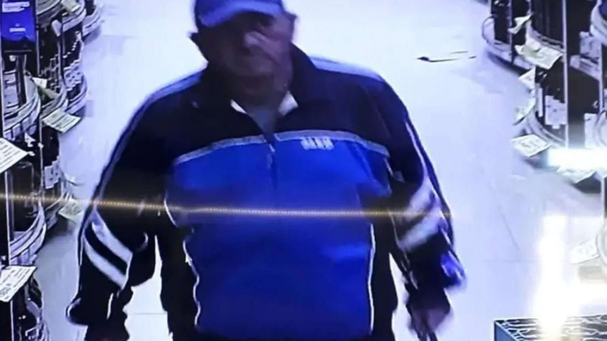 Robó celular a cajera en supermercado de Comodoro, fue filmado y piden ayuda para identificarlo