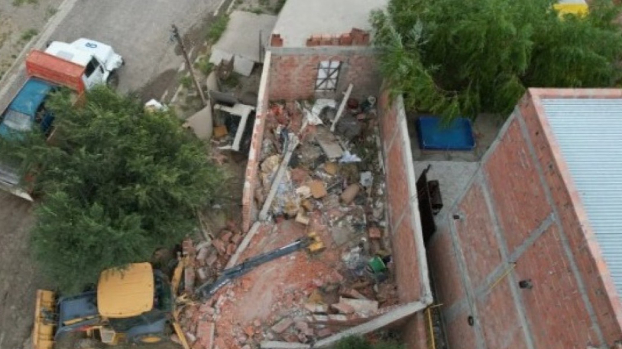 Tiraron abajo una construcción ilegal que era un punto de encuentro nocturno y basural